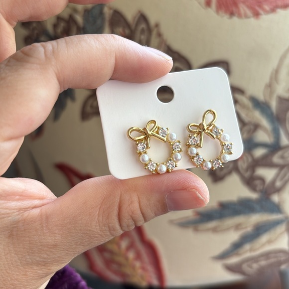 NWT Christmas wreath earrings with faux pearl and bow details - Picture 2 of 2